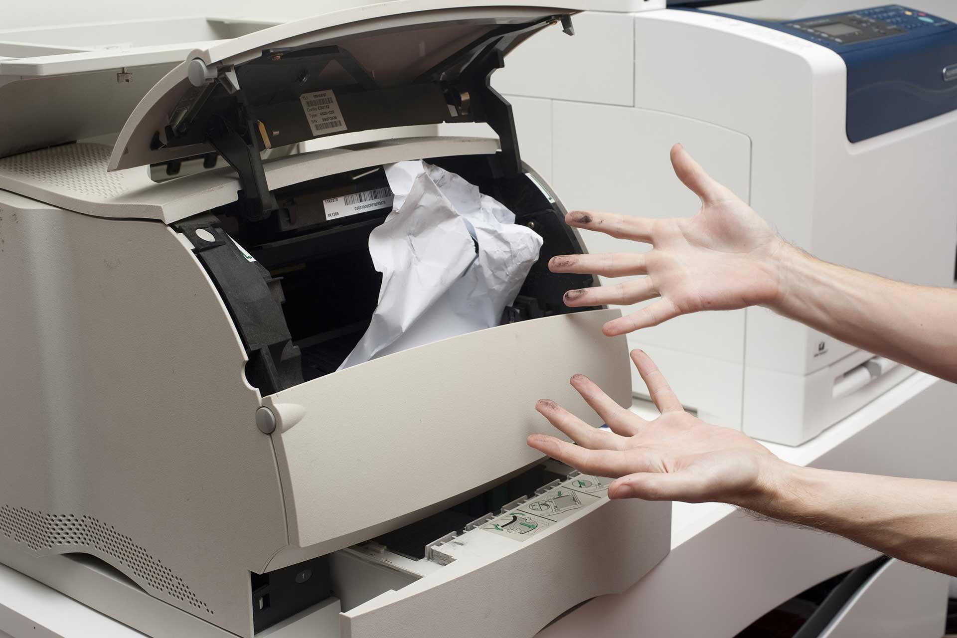 5 причин, почему принтер захватывает несколько листов при печати и МФУ не берет бумагу: решаем проблему